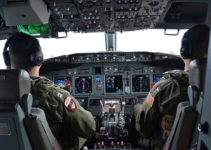 マレーシア航空（Malaysia Airline）MH370便の捜索活動支援で、インド洋（Indian Ocea）上空を飛行中の米海軍の哨戒機P-8Aポセイドン（Poseidon）の機内（2014年3月24日撮影）。(c)AFP/US Navy/MC2 Eric A. Pastor