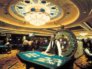 カジノを中心とした複合型の観光施設の設置を推進する法案が国会に提出されたことを受けて、多重債務者の支援に取り組んできた弁護士らが法案に反対する団体を１２日、設立し、全国で反対運動を行なっていくことなどを確認しました。