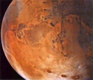 文部科学省は３０日、国際協力で進める宇宙探査の長期目標について、「火星への有人探査」を掲げた案を公表した。