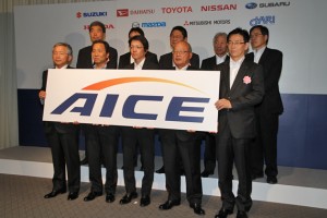 トヨタ自動車や日産自動車、ホンダなど国内自動車大手8社は19日、乗用車の燃費向上や排出ガス低減に向けた基礎研究に共同で乗り出すと発表した。