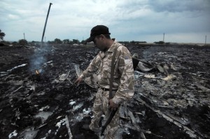 ウクライナ東部のシャフチョルスク（Shaktarsk）近くに墜落したマレーシア航空（Malaysia Airlines）機の残骸