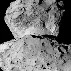 探査機ロゼッタが７日に１０４キロ手前から撮影したチュリュモフ・ゲラシメンコ彗星（すいせい）の詳細な写真。「頭部」（写真上）と「胴体」の接続部分（ＥＳＡ提供）