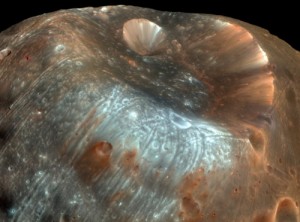 火星の月 フォボスのStickney Crater. フォボス最大のクレーターで径9kmほど。 © HiRISE, MRO, LPL (U. Arizona), NASA