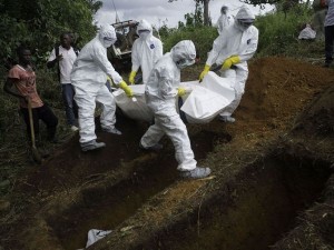 シエラレオネ東部の町カイラフンにある国境なき医師団のエボラ治療施設。施設からわずか数メートルの森の中で、世界保健機関（WHO）のチームが家族の現れなかったエボラ出血熱患者の遺体を埋めている。