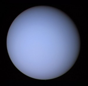 ボイジャー2号が撮影した天王星の可視画像。 ほとんど特徴がない。 画像提供＝NASA