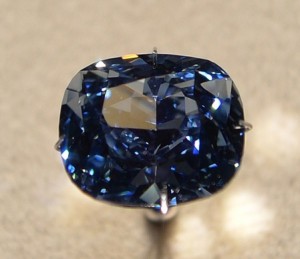 米ロサンゼルスのロサンゼルス自然史博物館で公開された「ブルームーン・ダイヤモンド」