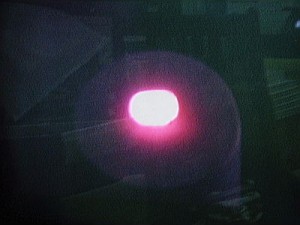 伝説のブルー・ダイアモンド「ホープ」に紫外線を当てると…。