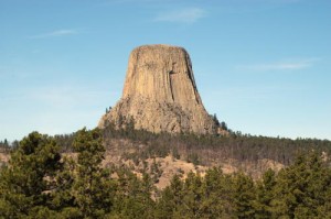 遠くからでもはっきりわかるデビルスタワー 