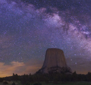 デビルズタワー。 大平原に忽然と現れるこの自然のタワーは、映画『未知との遭遇』でUFOが舞い降りた場所。