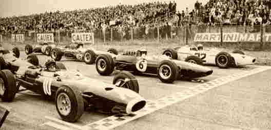 左からグラハム・ヒル(BRM)、ジム・クラーク(ロータス)、ロニー・バックナム(ホンダ)。