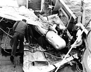 サルベージ船ホイストで潜水艦救難艦ペトレルの上に引き上げられた。