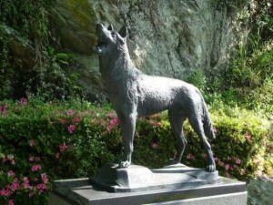 奈良県東吉野村のニホンオオカミ終焉の地碑石像