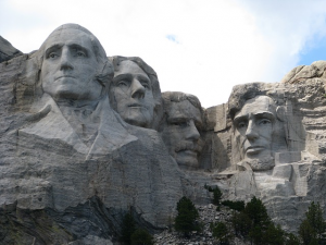 ラシュモア山国立記念公園（左から）ジョージ・ワシントン, トーマス・ジェファーソン, セオドア・ルーズベルト, エイブラハム・リンカーン