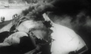 墜落炎上する富士航空機