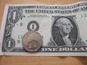 1ドル紙幣、25セントコイン（クォーター）のワシントン。