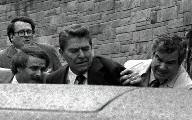 レーガン大統領が銃撃され<br />