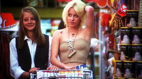 1980年映画「FOXES」での1場面のジョディー・フォスター(左)