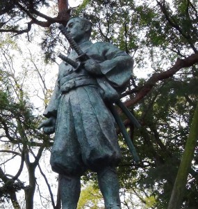 日本百名城に数えられる新発田城近くの「堀部安兵衛像」