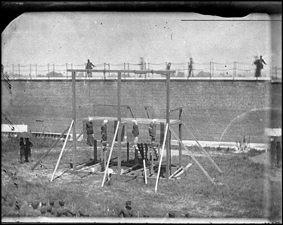 絞首刑を執行されたサラット、パウエル、ハロルド、アツェロット(頭巾で覆われている)