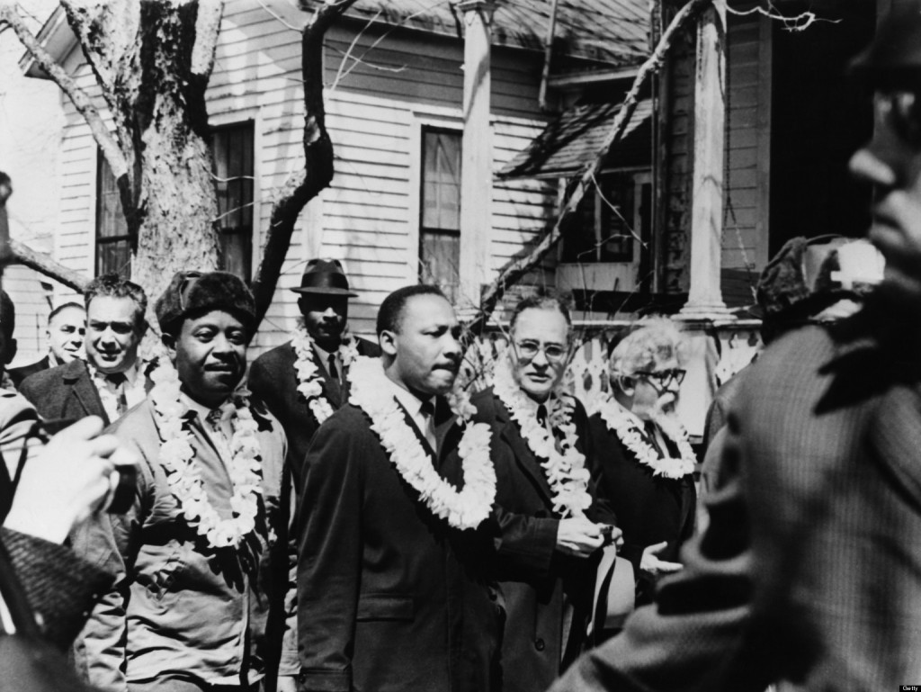 モンゴメリー・バス・ボイコット運動中のマーティン・ルーサー・キング牧師（中央）www.huffingtonpost.comより