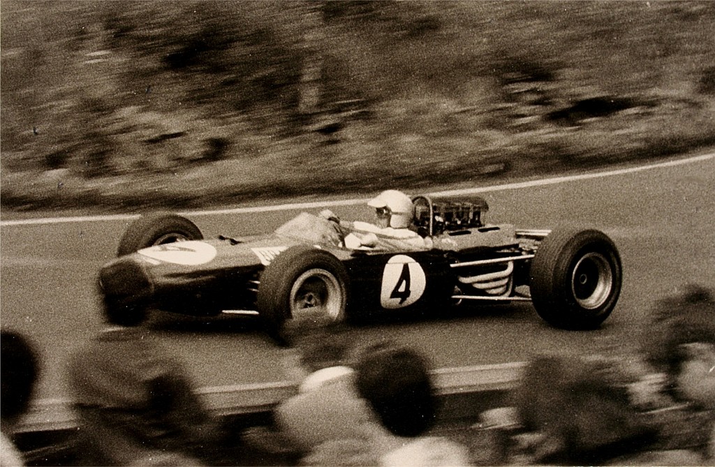ブラバムBT11に乗るジャック・ブラバム(1965年ドイツGP)
