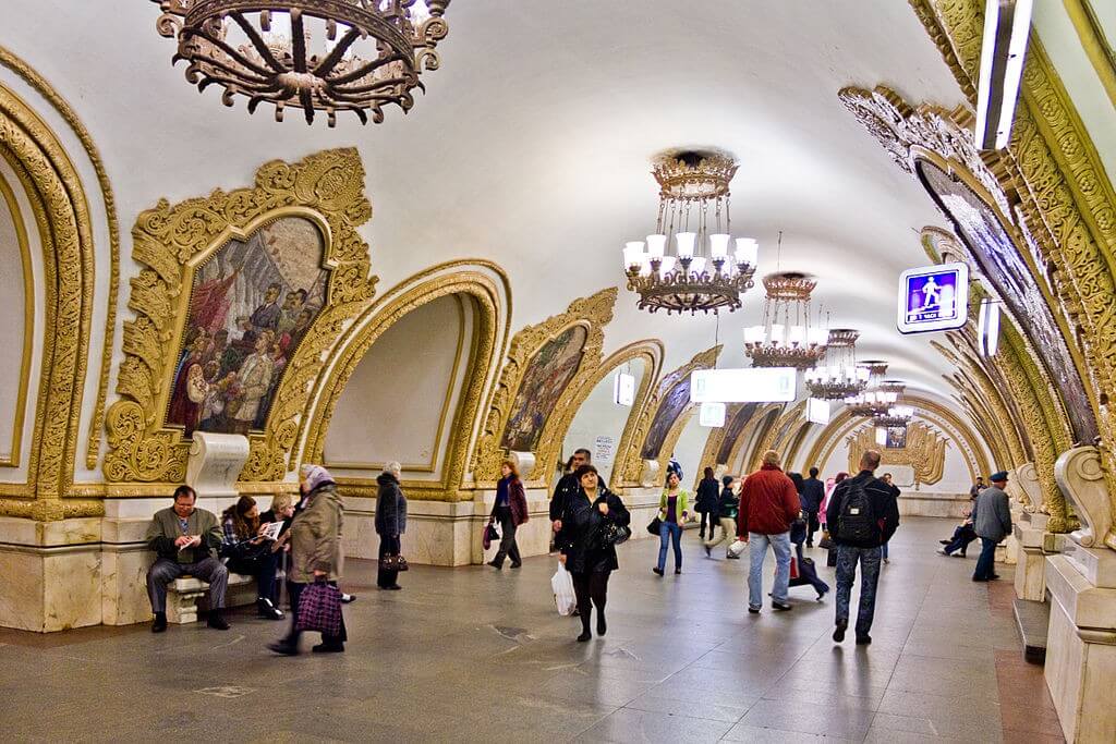 豪華な彫刻と壁画が並ぶ キエフスカヤ駅1954年開業出典：Wikipedia（撮影：Antares 610）