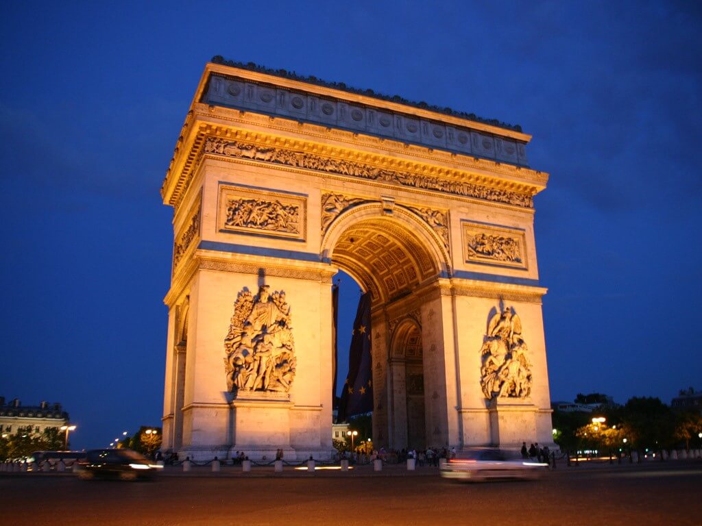 単に凱旋門と言えばこのエトワール凱旋門を指す出典：フランス写真壁紙（france.picwp.net）