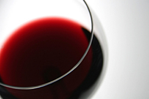 赤ワインのポリフェノールに健康への効果確認できず！
